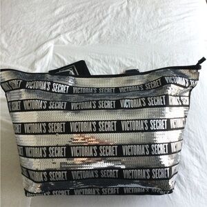 PRICE DROP! NWT Large Victoria's Secret Beach Bag & cosmetic bag